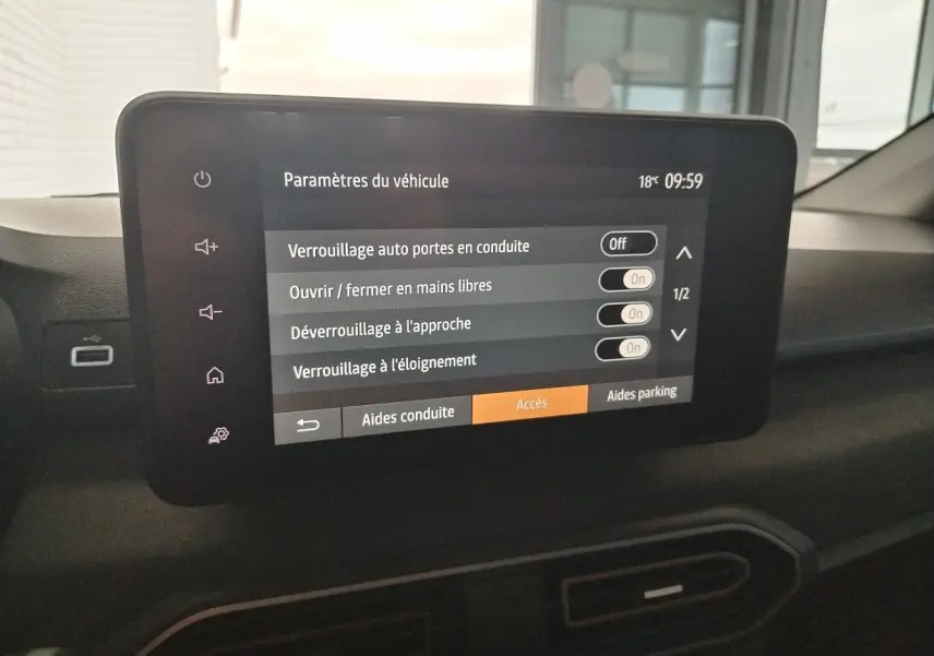 Écran tactile central du tableau de bord du Dacia Jogger blanc, affichant les paramètres d'accès au véhicule.
