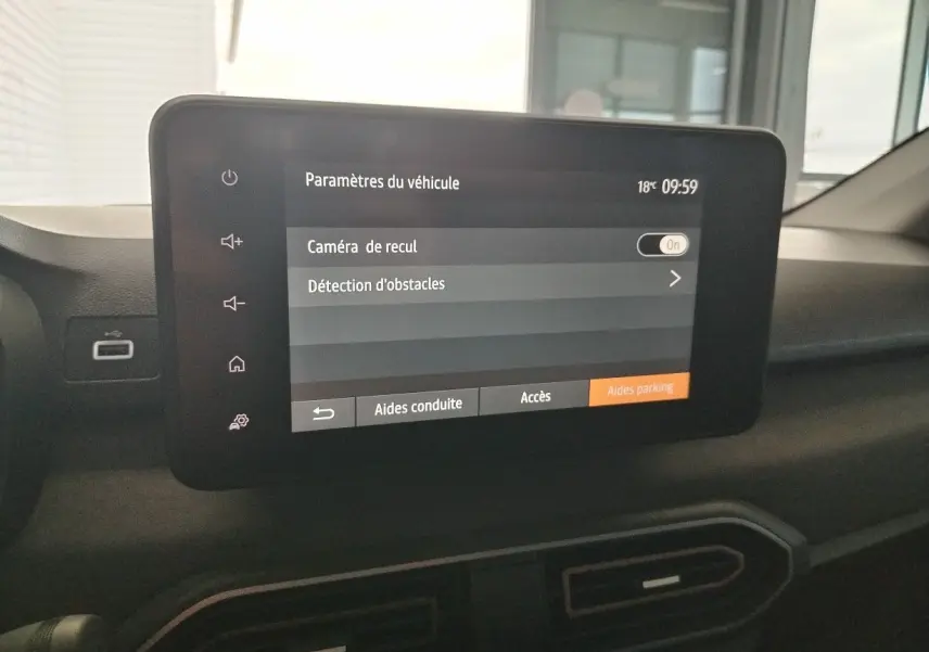 Écran tactile du tableau de bord du Dacia Jogger 2025 affichant les paramètres d'aide à la conduite.