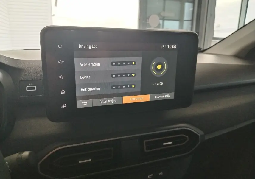 Écran tactile central affichant le score éco-conduite dans l'habitacle du Dacia Jogger 2025 blanc.
