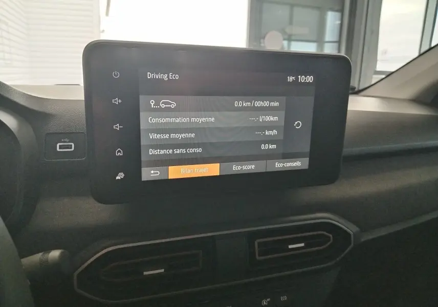 Écran tactile central affichant les données de conduite éco dans le tableau de bord du Dacia Jogger 2025.