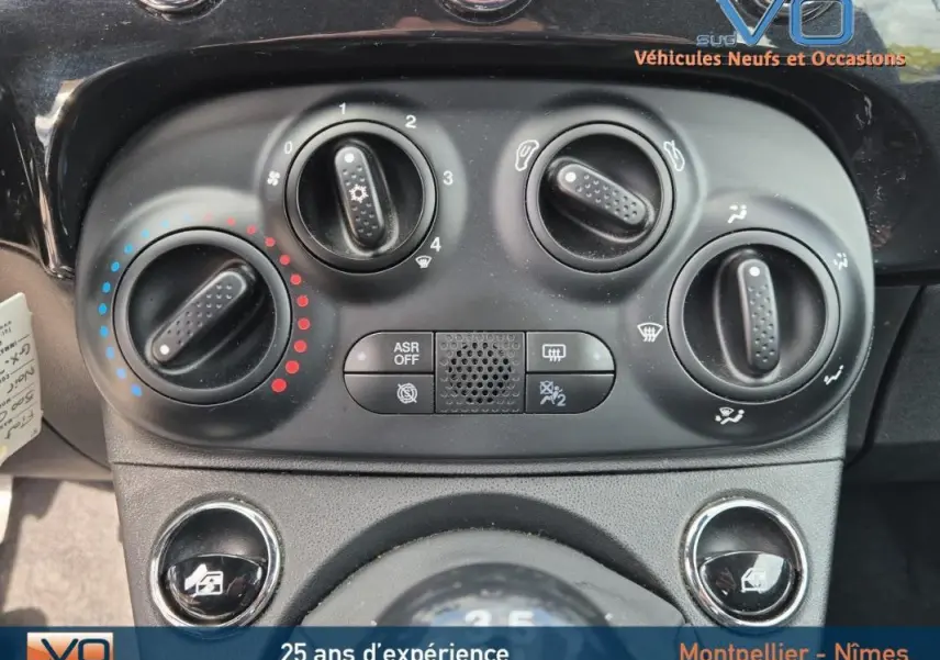 Vue rapprochée du tableau de bord noir de la FIAT 500C 2024, montrant les commandes de climatisation et ventilation.