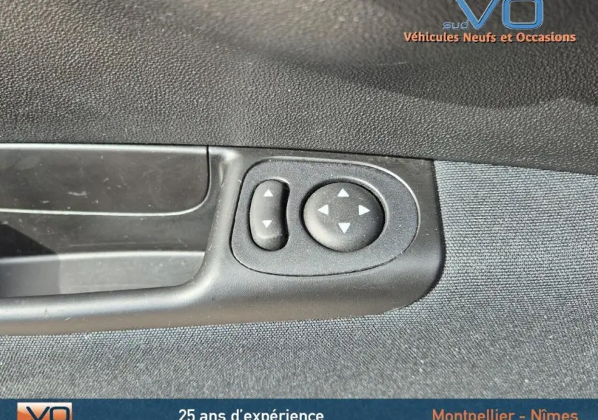 Détail des commandes de réglage des rétroviseurs côté conducteur sur porte intérieure noire du Fiat 500C 2024.