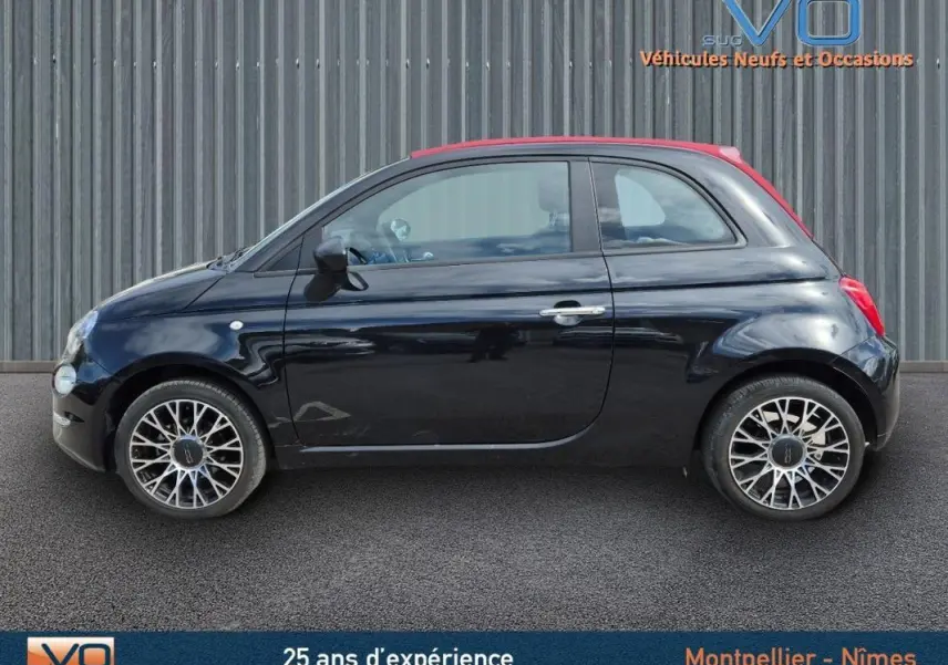 Profil côté gauche d'une FIAT 500C noire avec toit rouge, roues alliage originales et roue de secours visible, modèle 2024.
