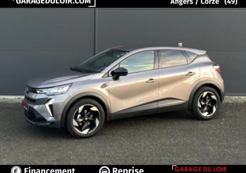 Renault Captur Techno TCe 90 gris foncé vu de profil côté gauche, avec jantes noires au design moderne.