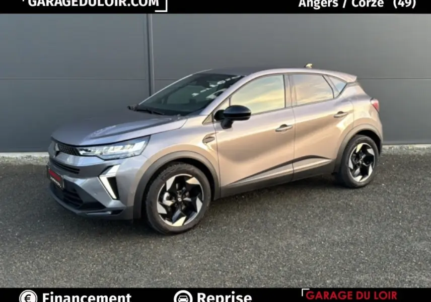 Renault Captur Techno TCe 90 2025 gris foncé en 3/4 avant droit avec jantes noires et détails modernes.