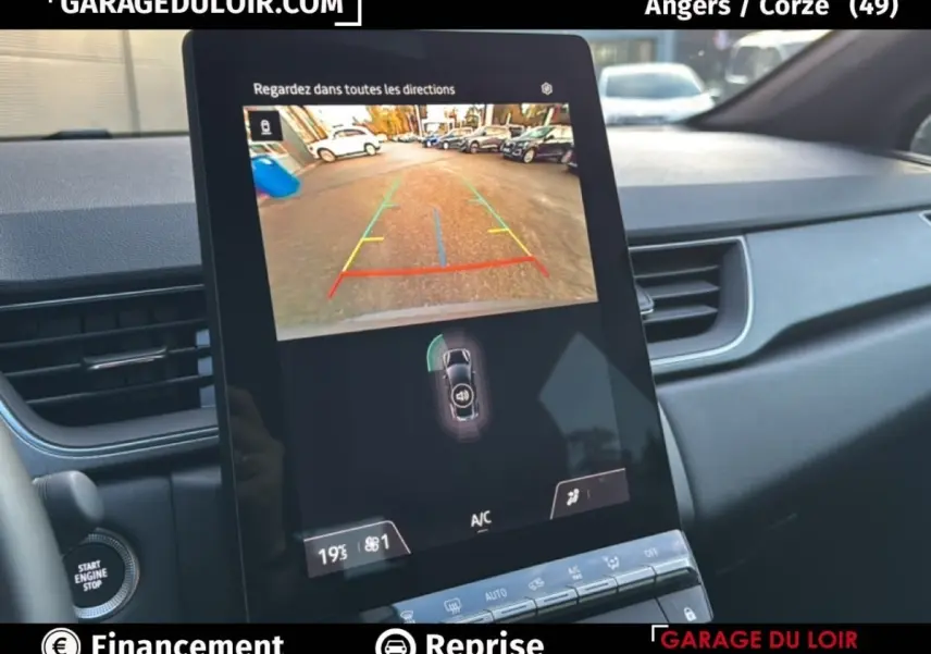 Écran central du Renault Captur 2025 gris foncé montrant la caméra de recul avec lignes de guidage colorées.