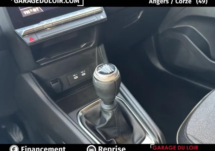 Gros plan sur le levier de vitesses manuel du Renault Captur Techno TCe 90 2025 en gris foncé, intérieur moderne.