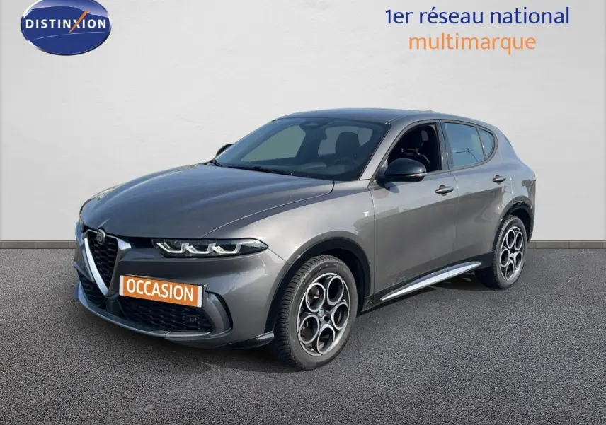 Vue 3/4 avant droite d'une Alfa Romeo Tonale gris Vesuvio métallisé avec jantes spécifiques et calandre distinctive.