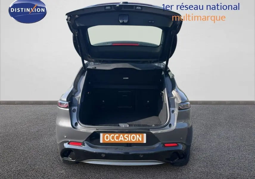Vue arrière d'une Alfa Romeo Tonale gris Vesuvio avec coffre ouvert, soulignant son espace de chargement.
