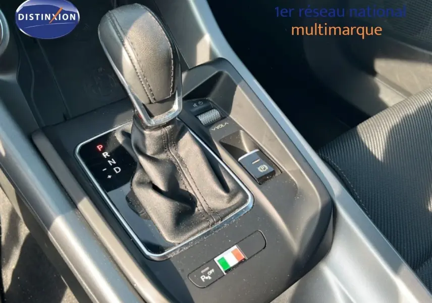 Gros plan sur la console centrale de l'Alfa Romeo Tonale 1.5 Hybrid 2023, avec levier de vitesse en cuir noir.