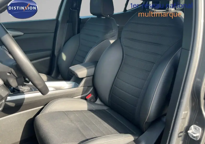 Vue intérieure rapprochée des sièges avant en cuir noir de l'Alfa Romeo Tonale 1.5 Hybrid 160ch gris Vesuvio.