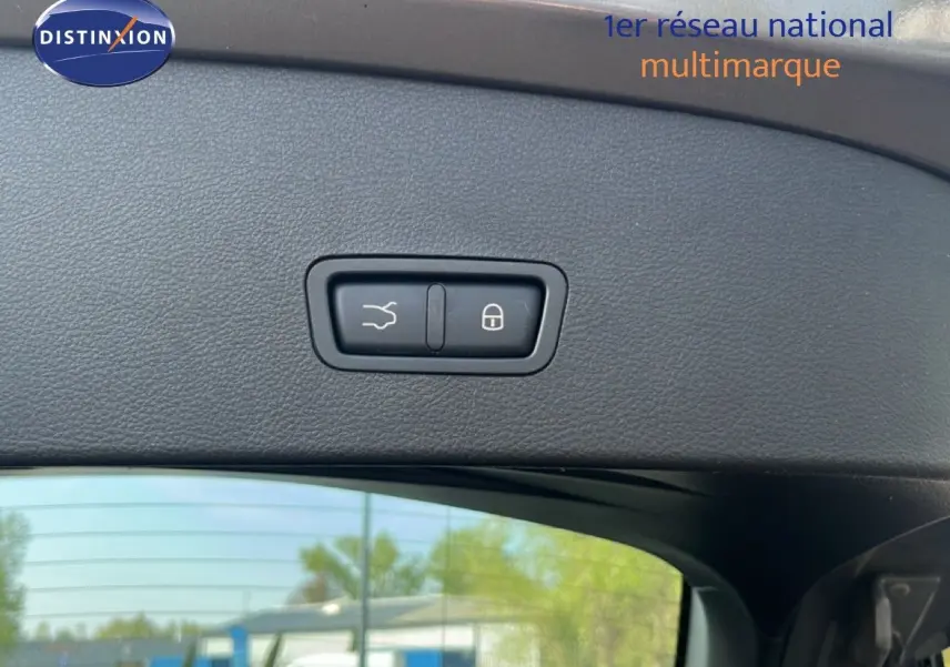 Boutons de commande du hayon électrique sur la partie intérieure du hayon d'une Alfa Romeo Tonale gris Vesuvio, vue en gros plan.