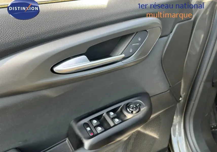 Détail de la porte avant gauche de l'Alfa Romeo Tonale gris Vesuvio, avec commandes électriques et poignée argentée.