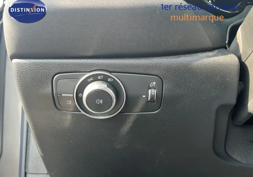 Gros plan sur la commande des phares et réglage de luminosité dans l'habitacle de l'Alfa Romeo Tonale gris Vesuvio 2023.