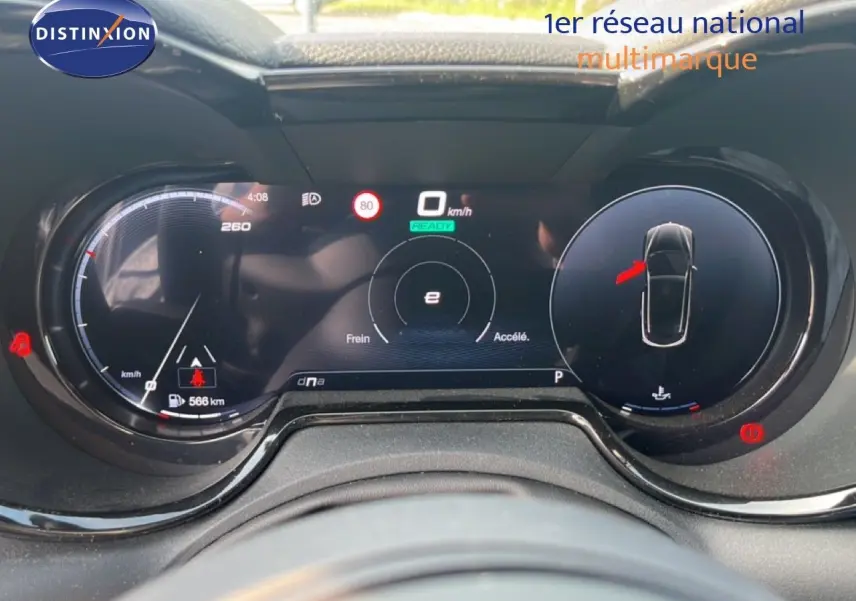 Tableau de bord numérique de l'Alfa Romeo Tonale 1.5 Hybrid 160ch, affichage vitesse et alertes, intérieur noir.