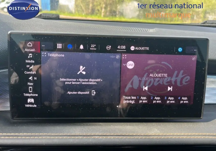 Écran tactile central de l'Alfa Romeo Tonale 2023 en gris Vesuvio, affichant les options téléphone et radio DAB.