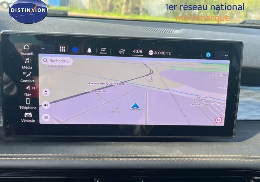 Écran tactile central affichant la navigation GPS dans un Alfa Romeo Tonale gris Vesuvio, vue intérieure avant.