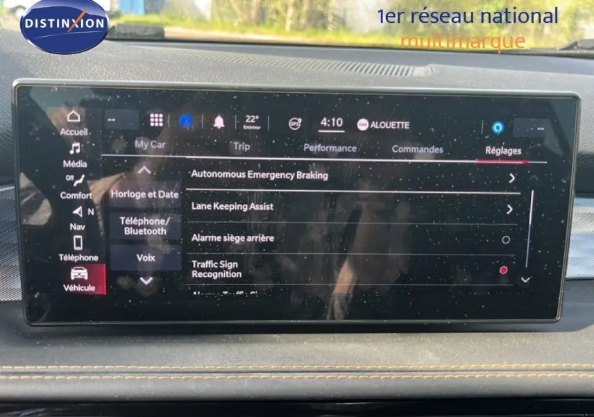 Écran tactile du tableau de bord de l'Alfa Romeo Tonale 2023, affichant les réglages d'assistance à la conduite.