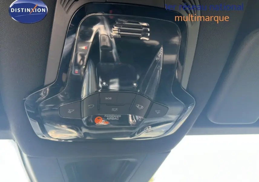 Vue en gros plan du plafonnier noir brillant avec commandes et indicateur airbag passager d'une Alfa Romeo Tonale gris Vesuvio.