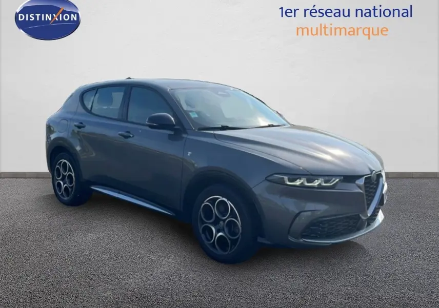 Vue 3/4 avant gauche d'une Alfa Romeo Tonale 1.5 Hybrid 160ch gris Vesuvio métallisé avec jantes distinctives.