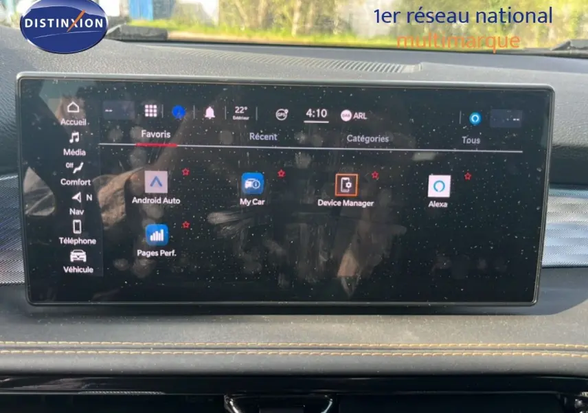 Écran tactile central affichant les options Android Auto, Alexa et gestion du véhicule sur Alfa Romeo Tonale gris Vesuvio.