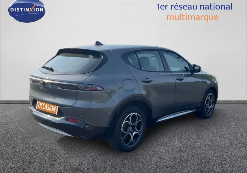 Vue 3/4 arrière droite de l'Alfa Romeo Tonale gris Vesuvio métallisé avec jantes distinctives à cinq cercles.