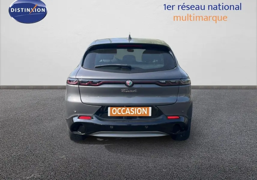 Vue arrière d'une Alfa Romeo Tonale gris Vesuvio métallisé, avec feux LED reliés et hayon fermé.