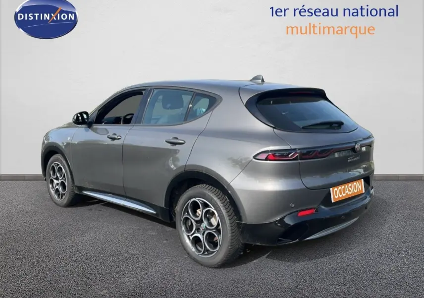 Vue 3/4 arrière droite d'un Alfa Romeo Tonale gris Vesuvio métallisé avec jantes distinctives et hayon fermé.