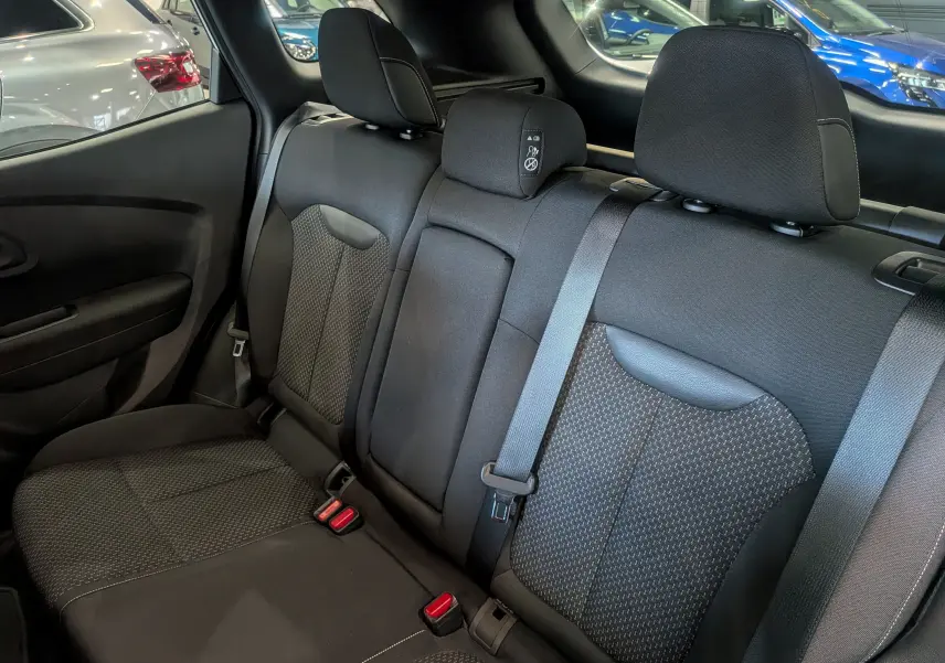 Vue intérieure du siège arrière droit du Renault Kadjar 2021, tissu noir avec ceintures de sécurité visibles.