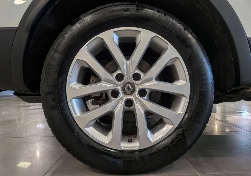 Gros plan sur la roue avant droite du Renault Kadjar Blanc Glacier, mettant en valeur la jante alliage 17 pouces et le logo Renault central.