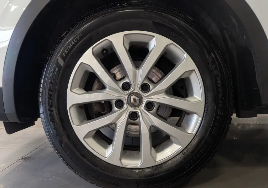 Gros plan sur la jante alliage argentée du Renault Kadjar Blanc Glacier, mettant en valeur le logo central et le pneu Michelin.