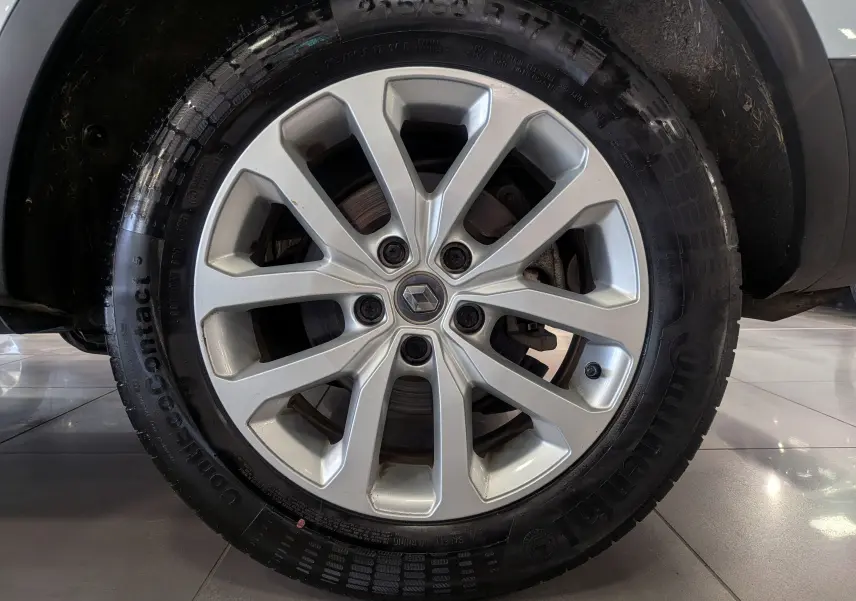 Gros plan sur la roue avant droite du Renault Kadjar blanc Glacier, mettant en valeur la jante alliage 17 pouces et le pneu Continental.