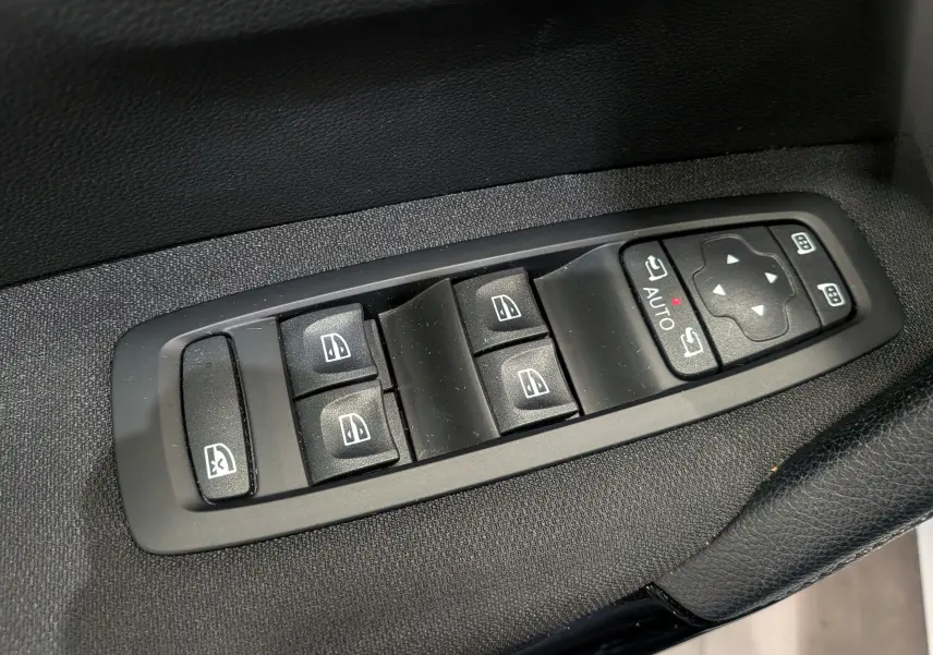 Gros plan sur les commandes de lève-vitres et rétroviseurs côté conducteur du Renault Kadjar blanc Glacier 2021.