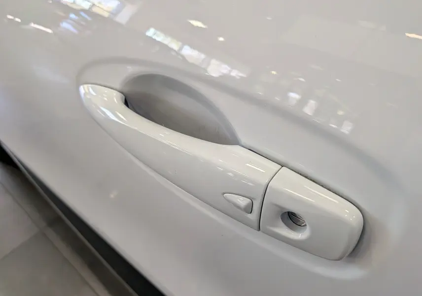 Poignée de porte avant droite blanche Glacier du Renault Kadjar 2021, finition Blue dCi 115 CH BUSINESS.