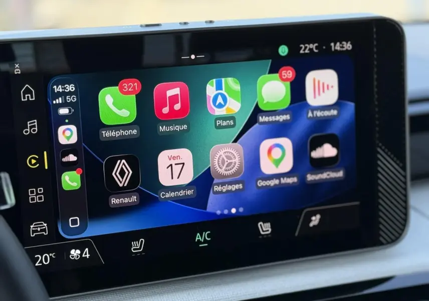 Écran tactile multimédia 10 pouces de la Renault R5 E-Tech blanc nacré, affichant Apple CarPlay et commandes climatisation.