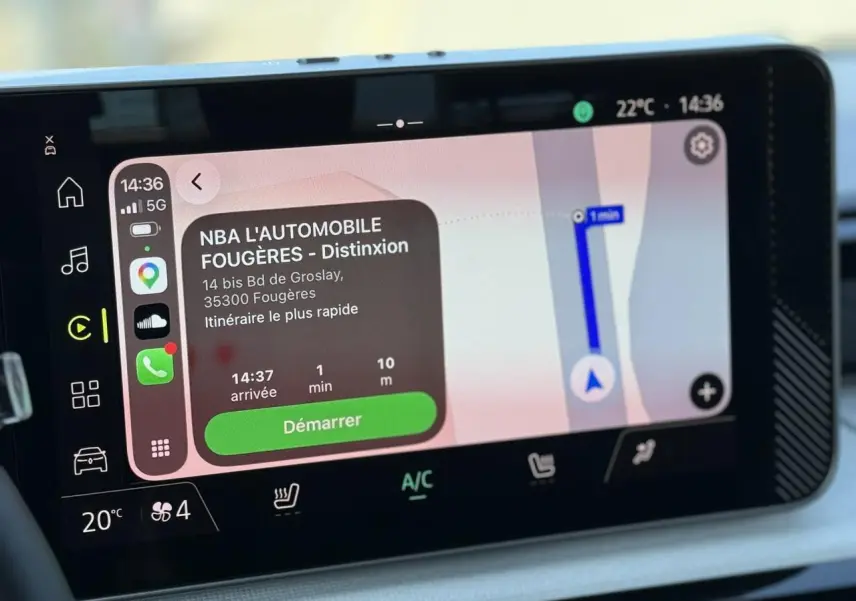 Écran tactile central du système multimédia OpenR 10'' de la Renault R5 E-Tech, affichant une navigation GPS.