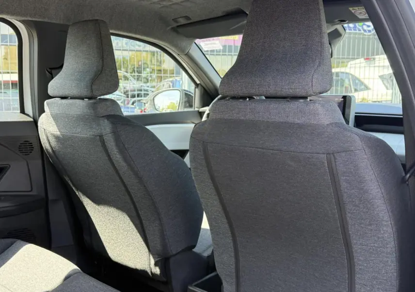 Vue arrière des sièges avant gris matelassés de la Renault R5 E-Tech Electrique 2026, intérieur lumineux et moderne.