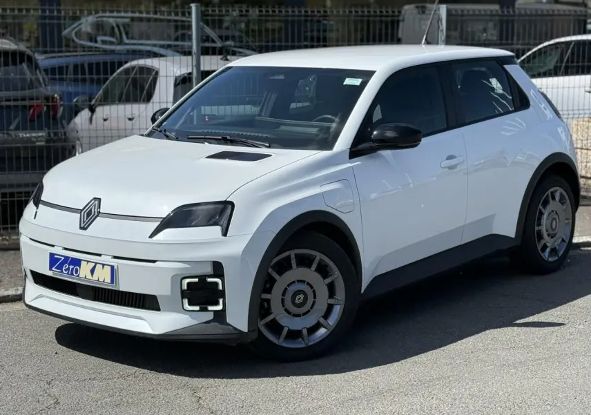 Renault R5 E-Tech blanc nacré vue 3/4 avant droit, avec phares et feux LED distinctifs et jantes acier 18 pouces.