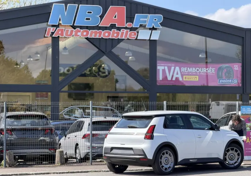 Vue 3/4 arrière droite de la Renault R5 E-Tech électrique blanc nacré, avec feux arrière LED et jantes acier 18 pouces.