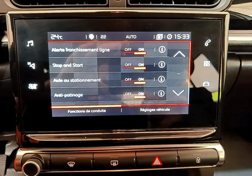Écran tactile central de la Citroën C3 2021 affichant les réglages d’aides à la conduite, intérieur noir.