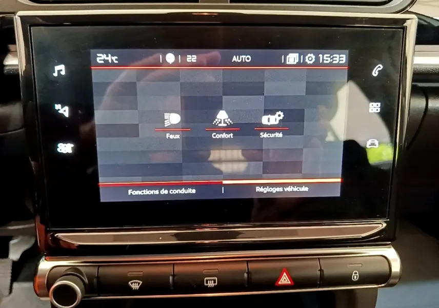 Écran tactile central de la Citroën C3 blanc 2021 affichant les réglages des feux, confort et sécurité.