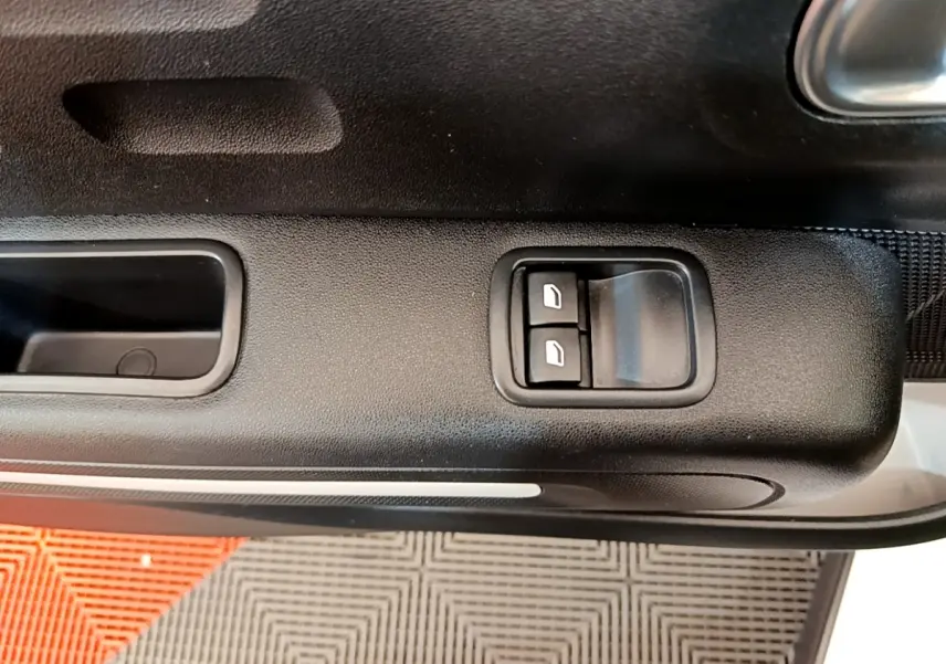 Détail des commandes de lève-vitres sur la porte côté gauche d’une Citroën C3 blanche 2021.