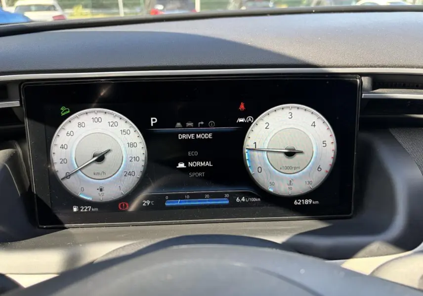 Tableau de bord numérique du Hyundai Tucson 2022 montrant la vitesse, le régime moteur et le mode de conduite en vue frontale.