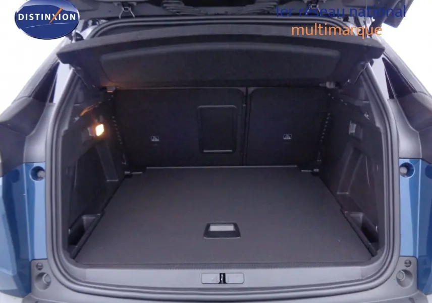 Coffre ouvert du Peugeot 3008 bleu Celebes Metal, vue arrière montrant l'espace de chargement vide et bien agencé.