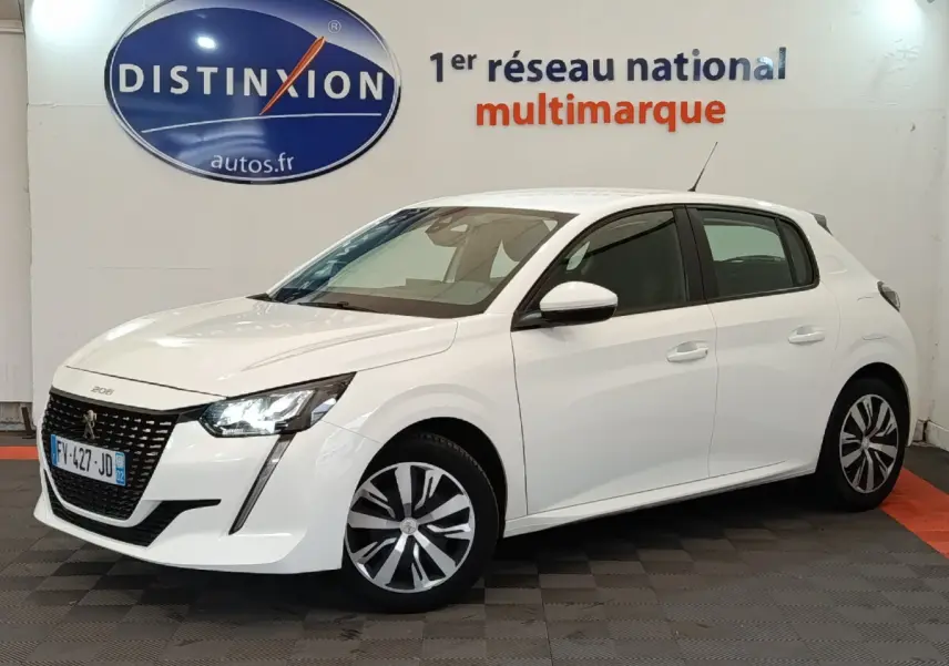 Peugeot 208 blanche vue en 3/4 avant droit, avec phares LED allumés et jantes alliage distinctives.