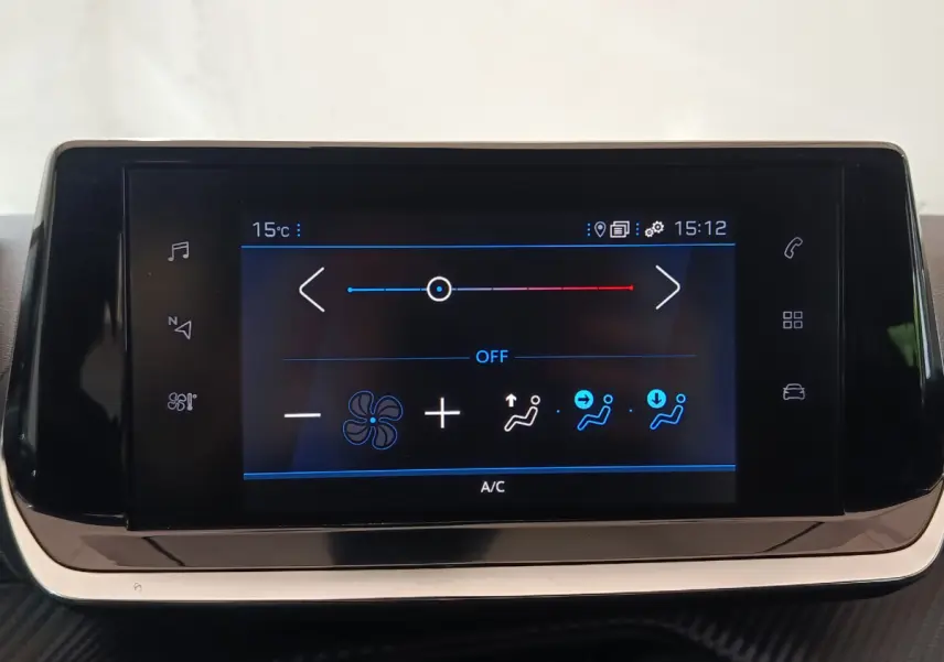 Écran tactile central du système de climatisation de la Peugeot 208 PureTech 100 S&S Active Business de 2020.
