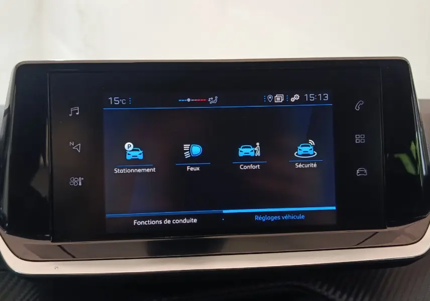 Écran tactile 7 pouces du système multimédia de la Peugeot 208 PureTech 100, affichant les réglages de conduite et sécurité.