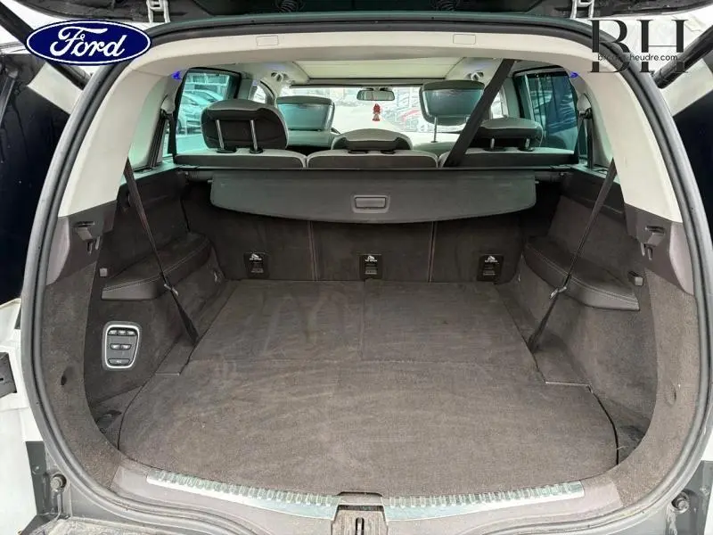 Vue arrière du coffre spacieux gris foncé du Renault Espace blanc Glacier, avec banquette 3 sièges rabattable et cache-bagages.