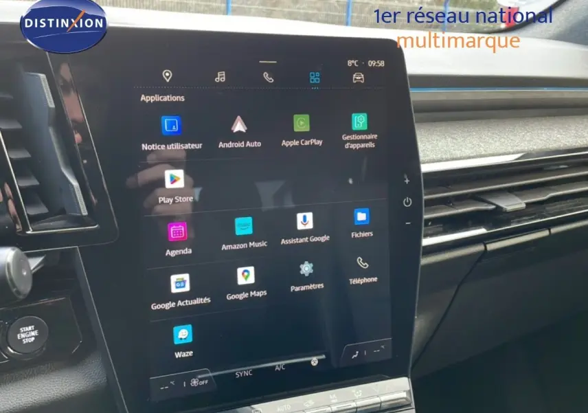 Vue intérieure centrée sur l'écran tactile du tableau de bord du Renault Espace gris schiste 2024, affichant les applications connectées.
