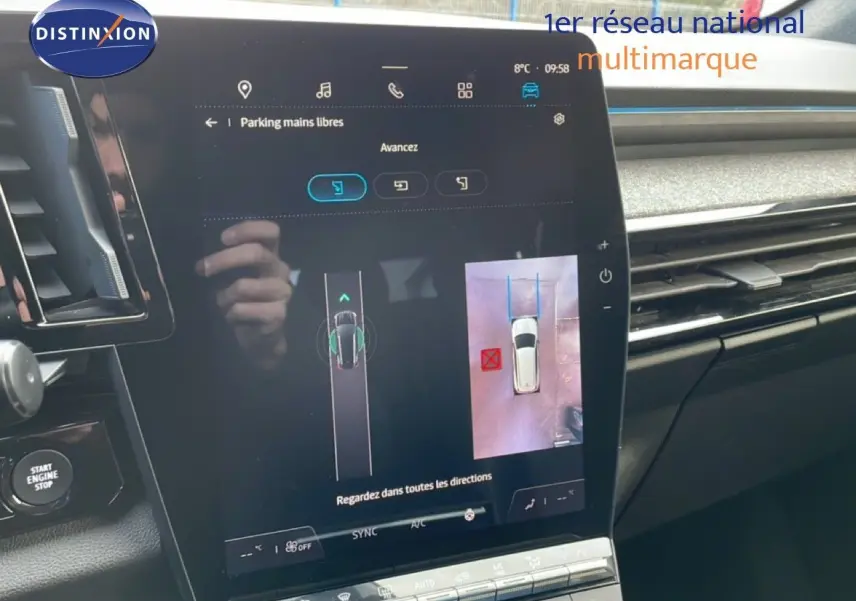 Écran tactile central du Renault Espace 2024 en gris schiste métal, affichant l'aide au parking avec vue 360° intérieure.